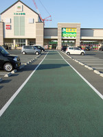Medium_01　駐車場から建物